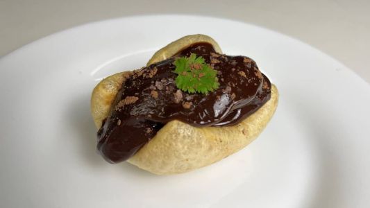 Trufa de chocolate servida em torresmo