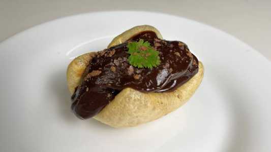 Trufa de chocolate servida em torresmo
