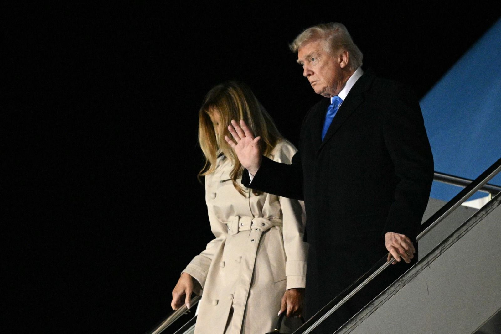 Melania Trump completa 55 anos durante funeral do Papa Francisco