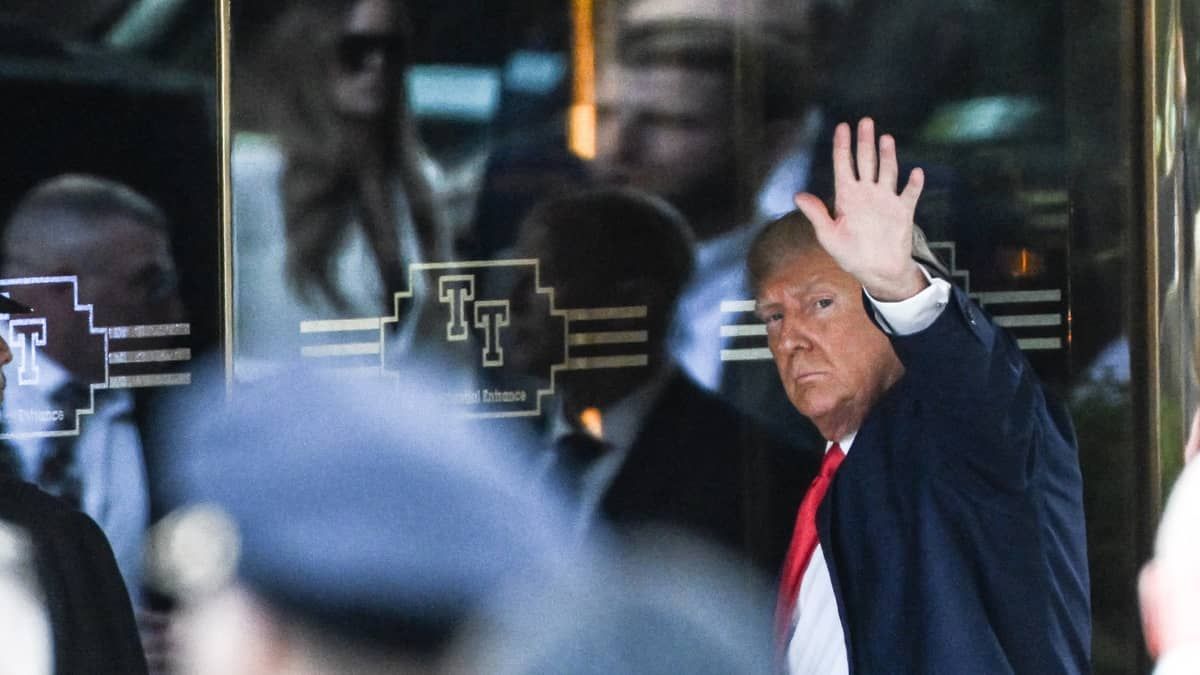 Trump chega a Nova York para prestar depoimento após ser indiciado pela Justiça dos EUA
