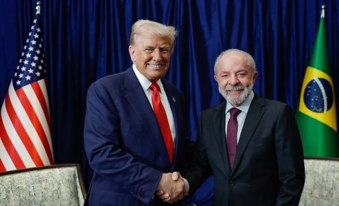 Trump diz que quer visitar o Brasil após reunião com Lula na Malásia.