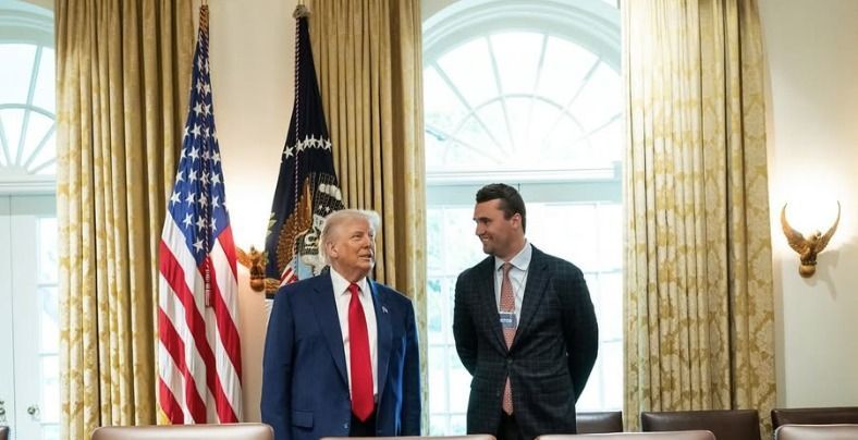 Trump pede orações por aliado baleado no pescoço durante evento nos EUA