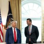 Trump pede orações por aliado baleado no pescoço durante evento nos EUA
