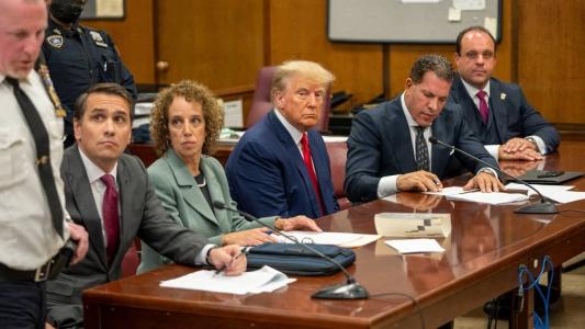 Trump sentou no banco dos réus no Tribunal de Manhattan nesta terça-feira (4)