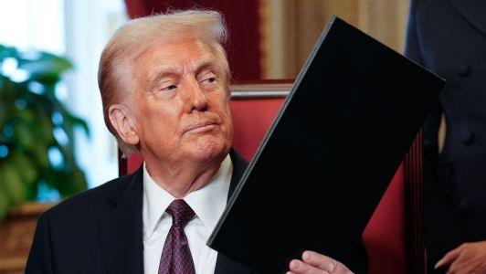 Trump assina ordem para remover “barreiras à liderança dos EUA em IA“ | CNN Brasil