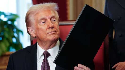 Trump assina ordem para remover “barreiras à liderança dos EUA em IA“ | CNN Brasil