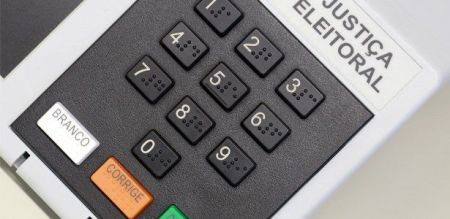 Urna eletrônica com tecla de voto em branco em destaque