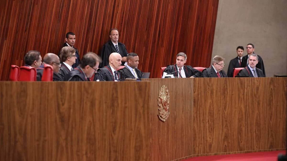 TSE suspende sessão e julgamento de ações de Bolsonaro será retomado na próxima semana