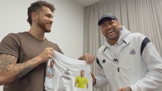 Gustavo Tubarão entrega cueca personalizada a Neymar na véspera de jogo contra o Cruzeiro no Brasileirão 2025