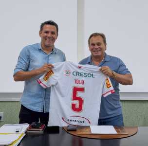 Túlio Guerreiro (à esq.), novo diretor de futebol do Tombense