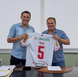Túlio Guerreiro (à esq.), novo diretor de futebol do Tombense