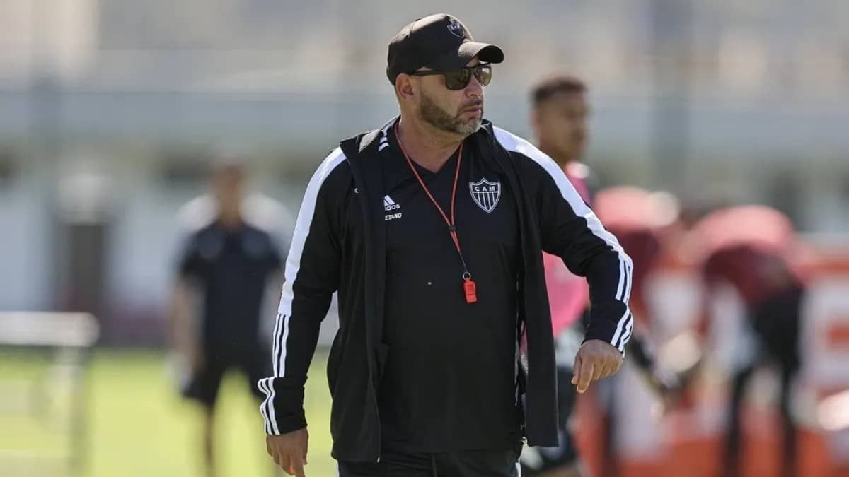 Atlético demitiu treinador após jogo contra o Cuiabá em 2022; relembre