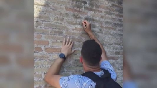 Turista acusado de rabiscar parede do Coliseu pede desculpas e diz que não sabia idade do monumento.