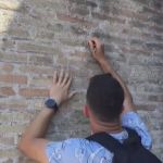 Turista acusado de rabiscar parede do Coliseu pede desculpas e diz que não sabia idade do monumento