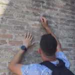 Turista acusado de rabiscar parede do Coliseu pede desculpas e diz que não sabia idade do monumento