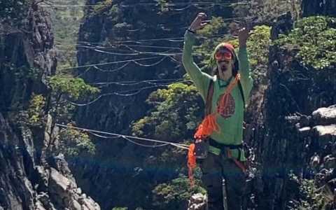 Turista morre após cair de 50 metros de altura enquanto praticava highline na Chapada dos Veadeiros