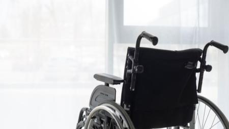 Atualmente, a jovem está em uma cadeira de rodas e depende de cuidadoras, sendo impedida de trabalhar