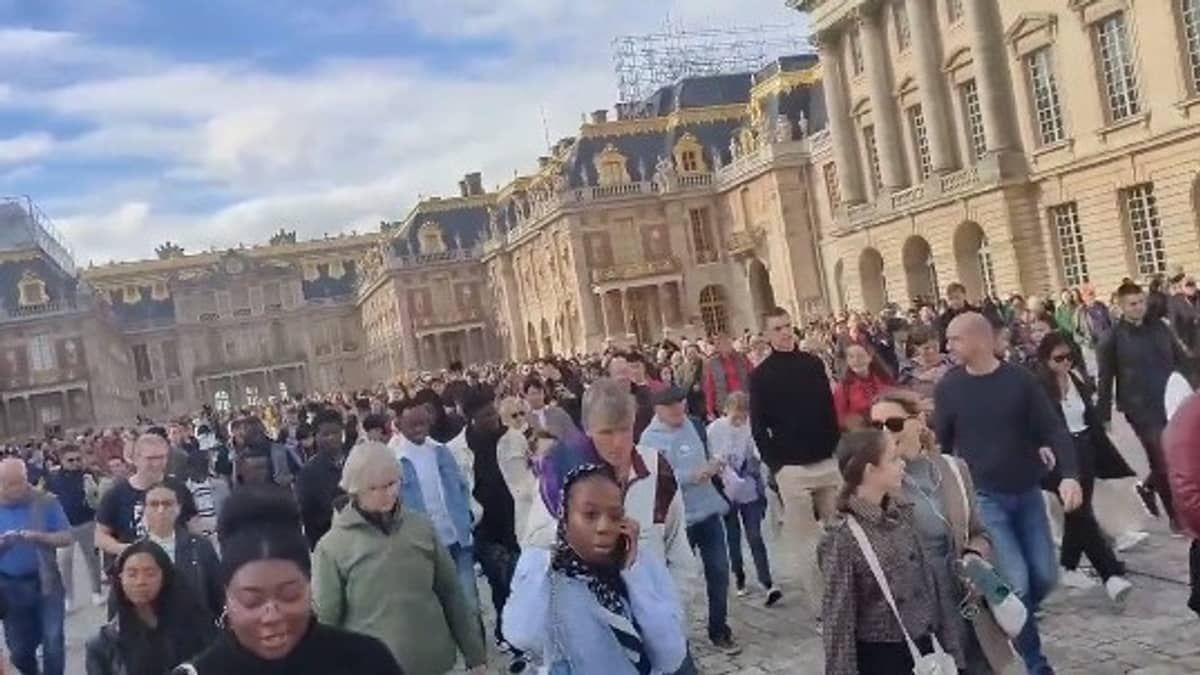 Após Louvre, França evacua turistas no Palácio de Versalhes por ameaça de bomba