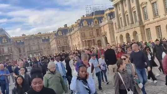 Turistas deixam área interna do Palácio de Versalhes após ameaça de bomba