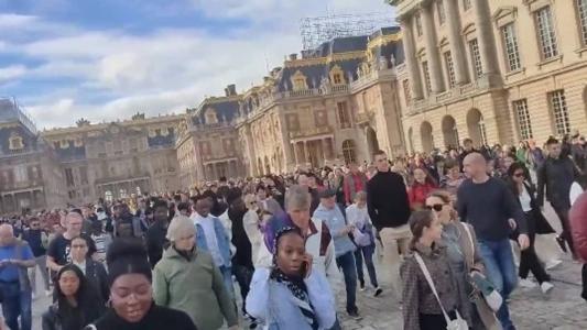 Turistas deixam área interna do Palácio de Versalhes após ameaça de bomba