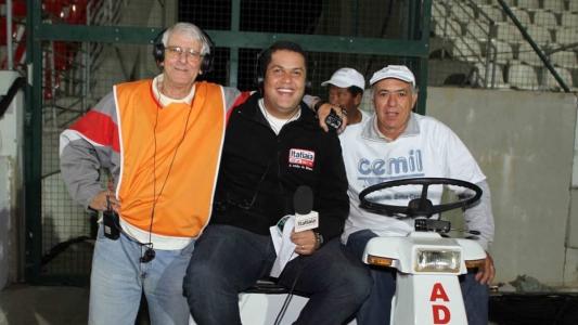 Turquinho (à esquerda), João Vítor Xavier e Natal (maqueiro do Mineirão) durante cobertura com a equipe de esportes da Itatiaia