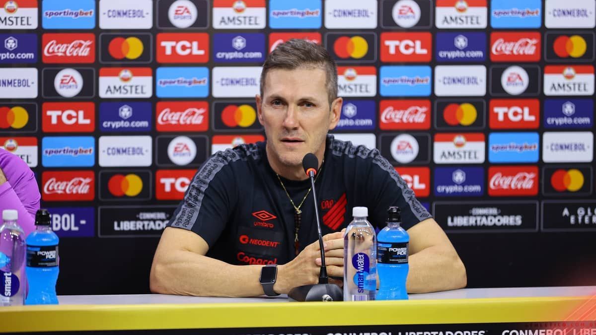 Paulo Turra valoriza base do Athlético e garante rodagem no Brasileirão