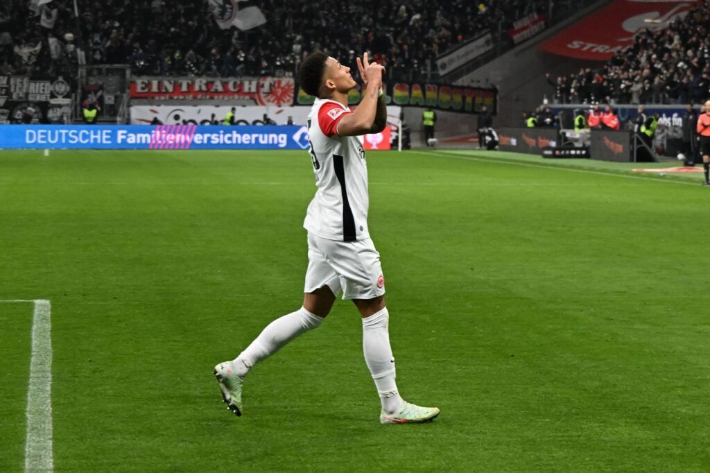 Ex-zagueiro do São Paulo comemora gol e vitória no Campeonato Alemão