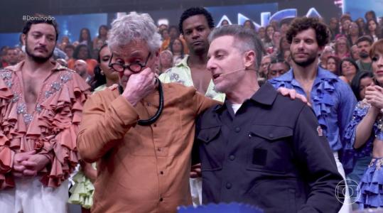 Carlinhos de Jesus se emociona com homenagem de Luciano Huck