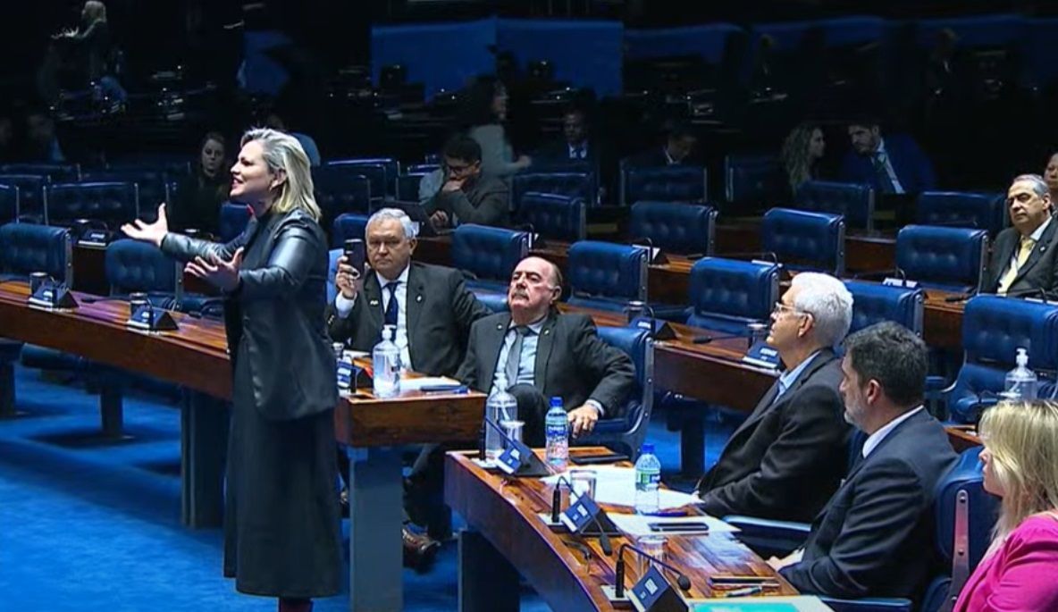 Girão leva contadora de histórias para fazer performance contra aborto no Senado