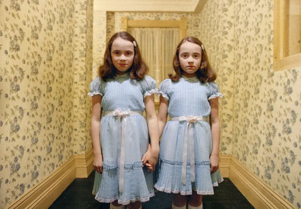 Gêmeas de 'O Iluminado' aparecem irreconhecíveis 45 anos após filme