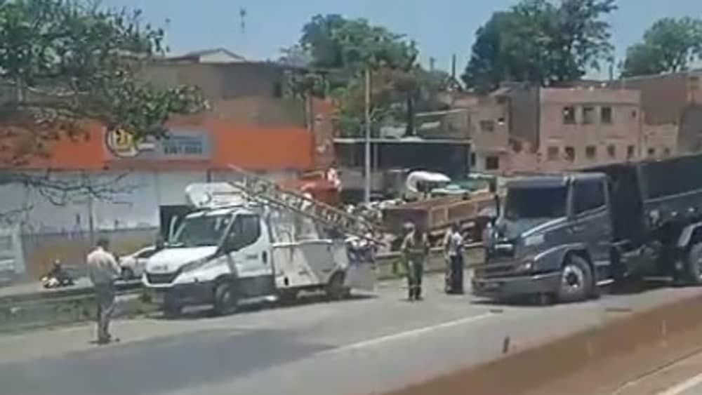 Colisão entre caminhões, seguida de atropelamento, trava o anel rodoviário em BH 