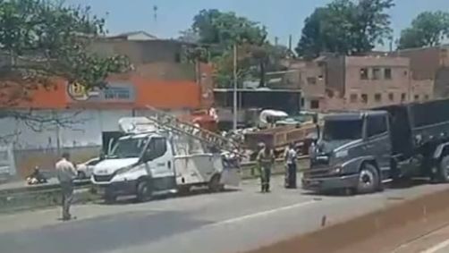 O trânsito ficou fechado por pouco mais de uma hora