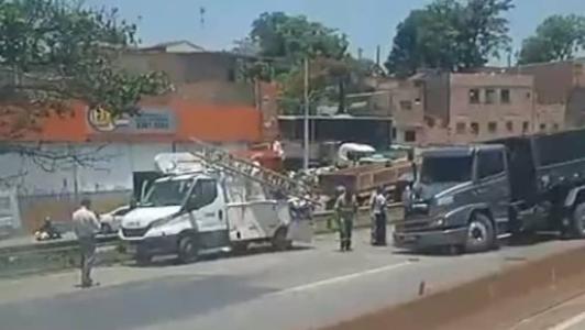 O trânsito ficou fechado por pouco mais de uma hora