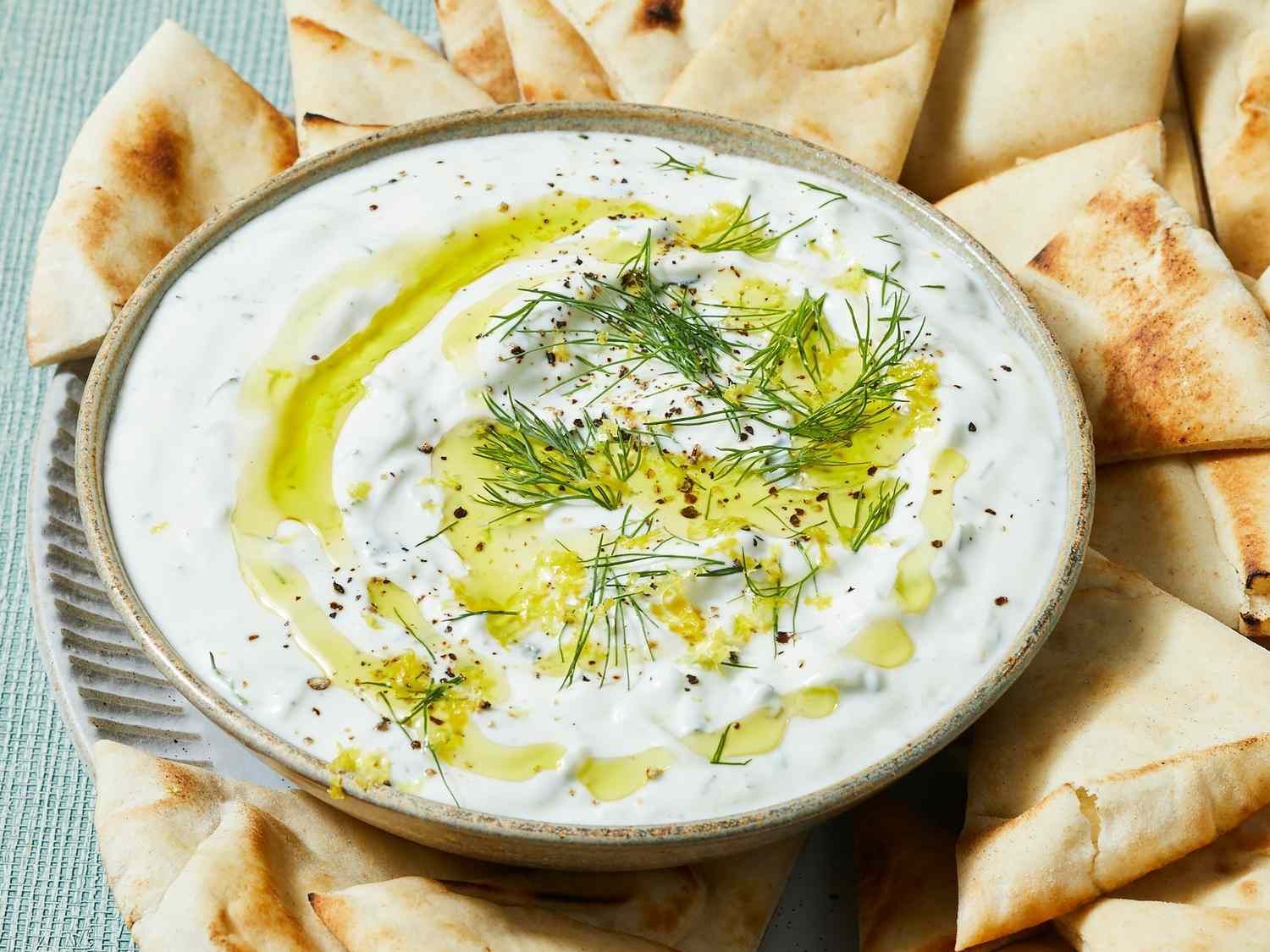 Tzatziki: receita com iogurte e pepino para os dias de calor