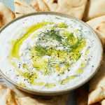 Tzatziki: receita com iogurte e pepino para os dias de calor