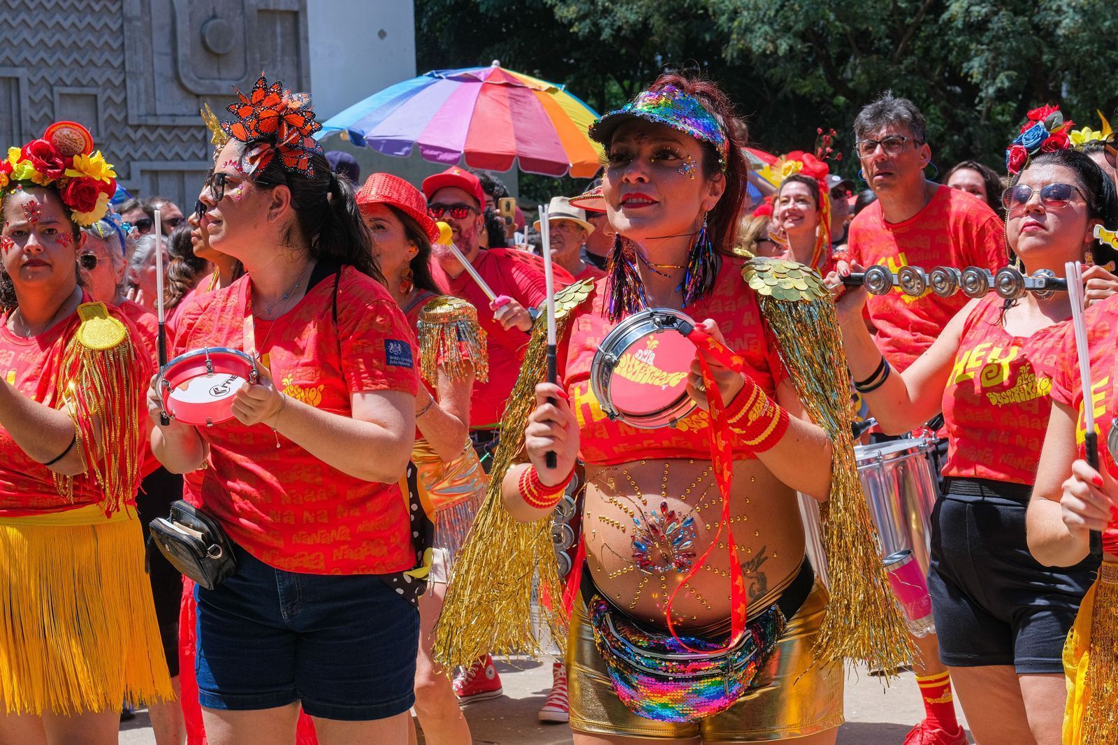 Carnaval 2026: como customizar o abadá usando apenas tesoura sem precisar costurar