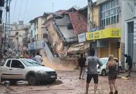 Casa desaba após temporal atingir a chuva