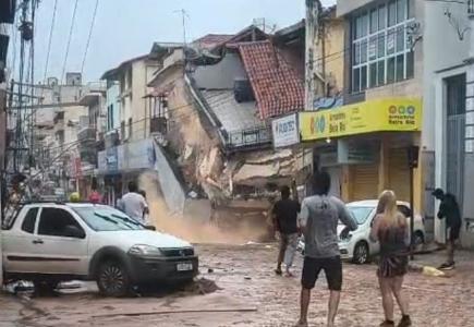 Casa desaba após temporal atingir a chuva