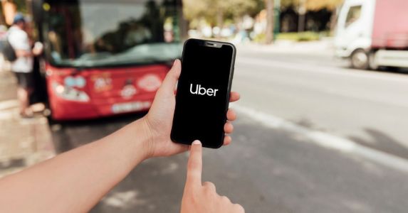O motorista do Uber, Rodrigo Henrique Fraga, de 25 anos, foi esfaqueado no braço por um taxista na Avenida Cristiano machado, em frente ao Minas Shopping