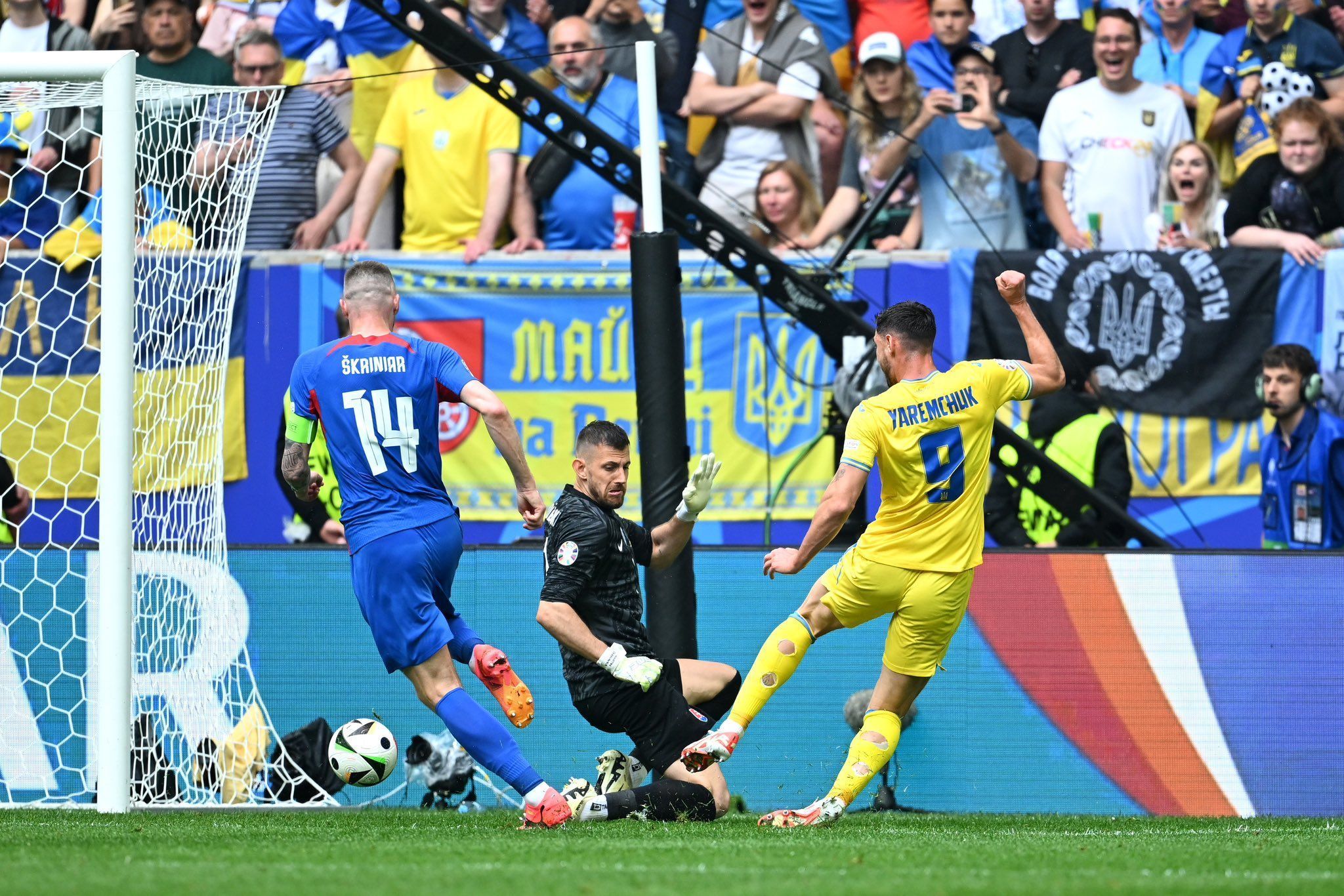 Ucrânia vence Eslováquia de virada e embola grupo da Eurocopa