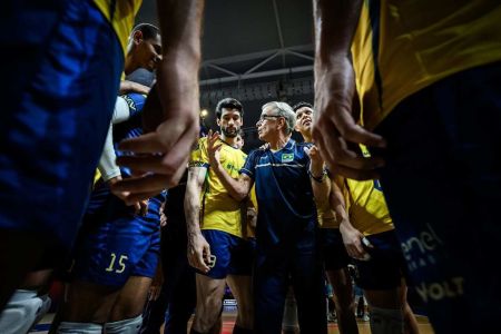 Bernardinho conversa com elenco da Seleção Brasileira Masculina de Vôlei