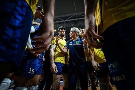 Bernardinho conversa com elenco da Seleção Brasileira Masculina de Vôlei