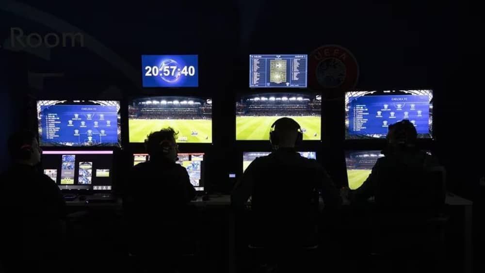 Uefa remove árbitro de escala da Champions após erro em jogo do PSG