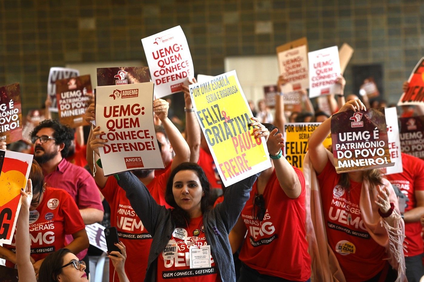 Professores protestam contra projeto do Propag que entrega gestão da UEMG à União: 'não estamos à venda'