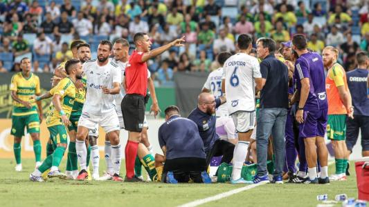 Uendel e William precisaram de atendimento médico após forte choque de cabeça; jogador do Cuiabá saiu de ambulância
