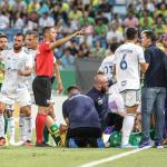Cuiabá x Cruzeiro: jogador deixa o estádio de ambulância após choque de cabeça