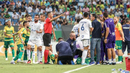 Uendel e William tiveram forte choque de cabeça e precisaram de atendimento médico na Arena Pantanal