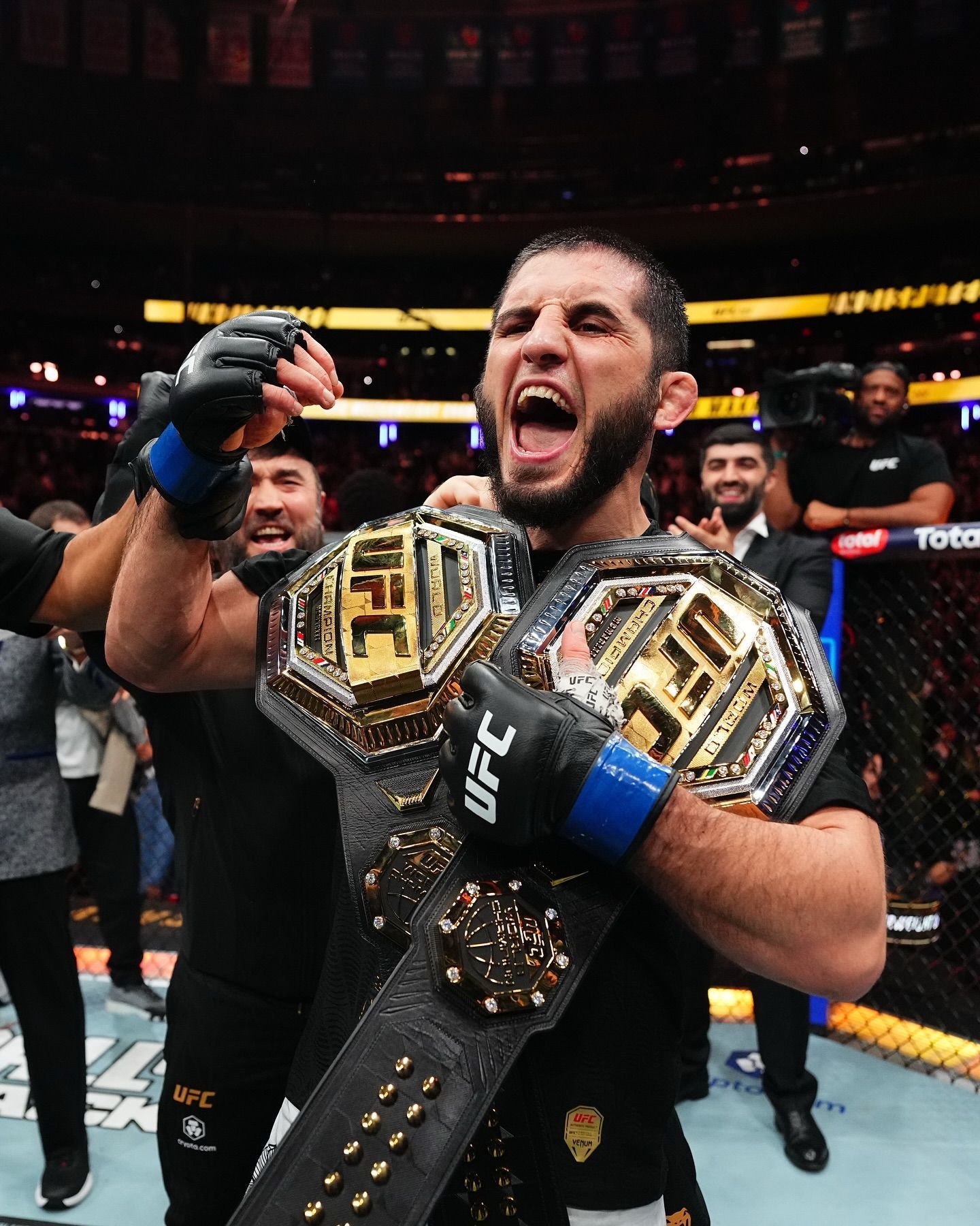 Makhachev iguala recorde de Anderson Silva ao conquistar cinturão no UFC