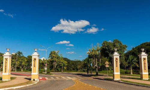 'As quatro pilastras': entrada do campus da UFV em Viçosa (MG)