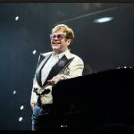 Elton John  faz último show da carreira na Suécia e emociona fãs